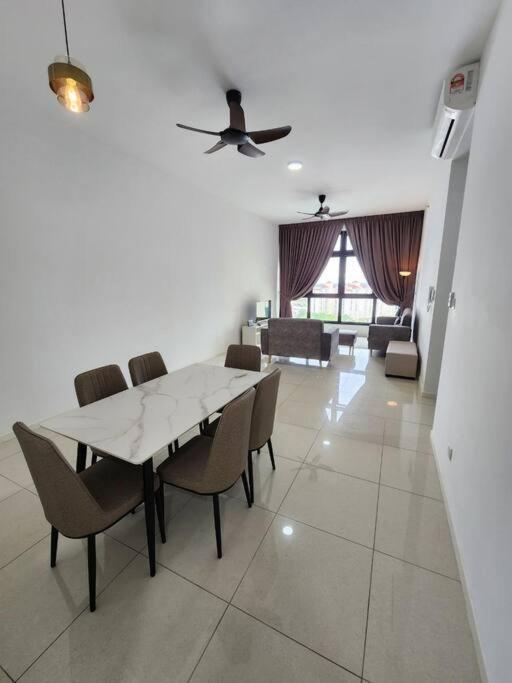 Paradigm 3 Bedrooms Above Paradigm Mall For 8 Pax By Gdragon Johor Bahru