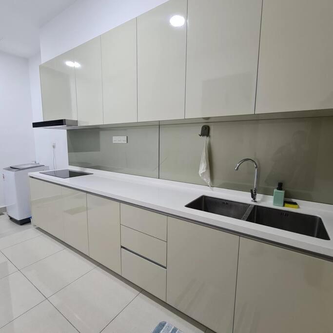 Paradigm 3 Bedrooms Above Paradigm Mall For 8 Pax By Gdragon Apartment