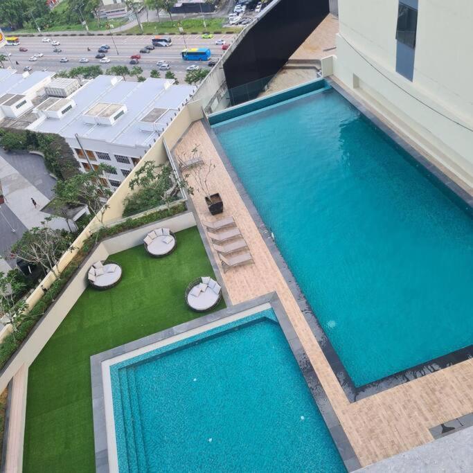 Paradigm 3 Bedrooms Above Paradigm Mall For 8 Pax By Gdragon * Johor Bahru
