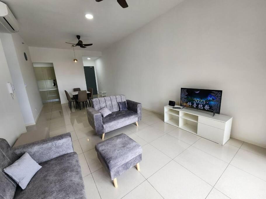 Paradigm 3 Bedrooms Above Paradigm Mall For 8 Pax By Gdragon Johor Bahru