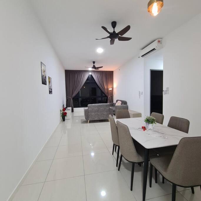 Paradigm 3 Bedrooms Above Paradigm Mall For 8 Pax By Gdragon * Johor Bahru